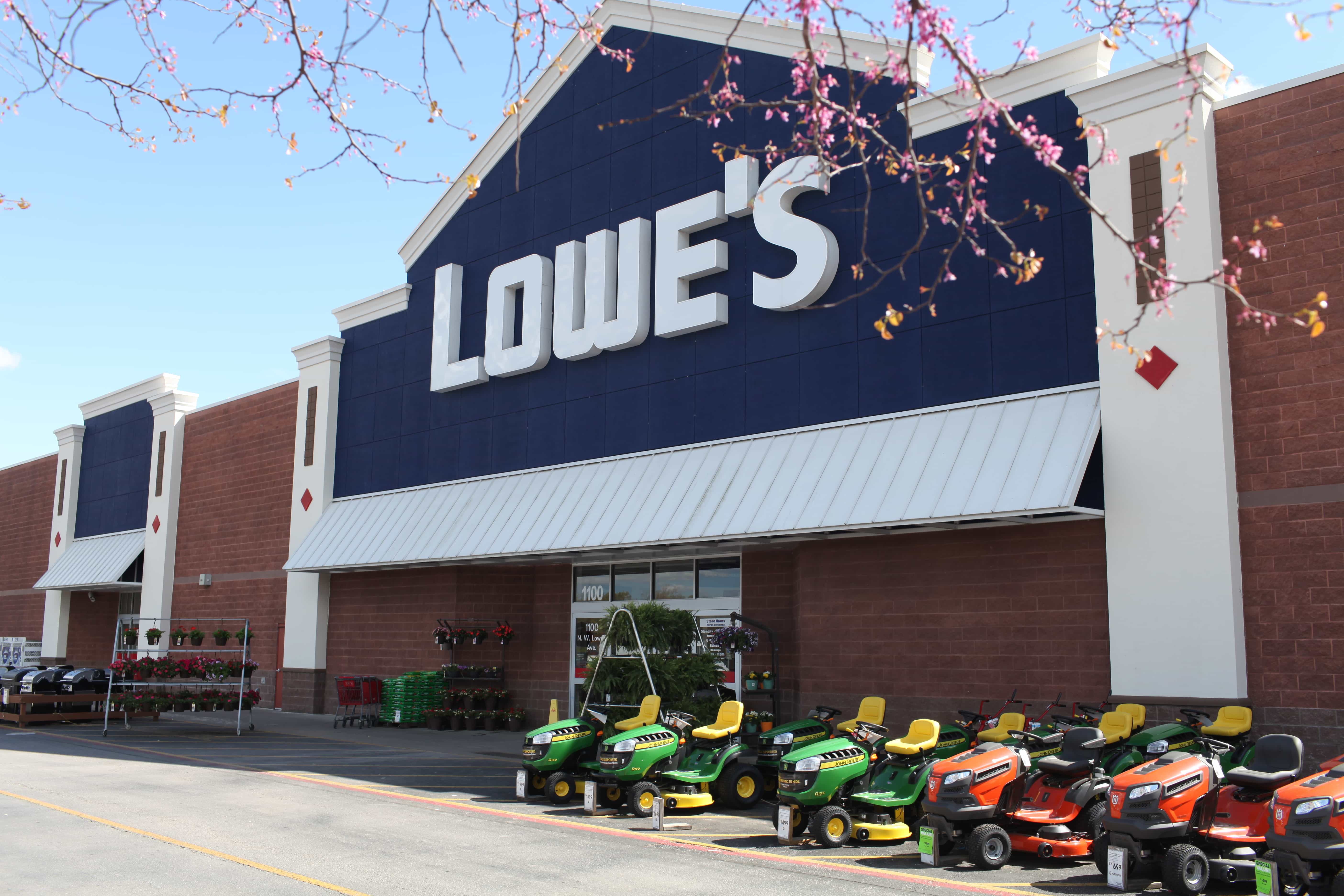 the hours for lowe's